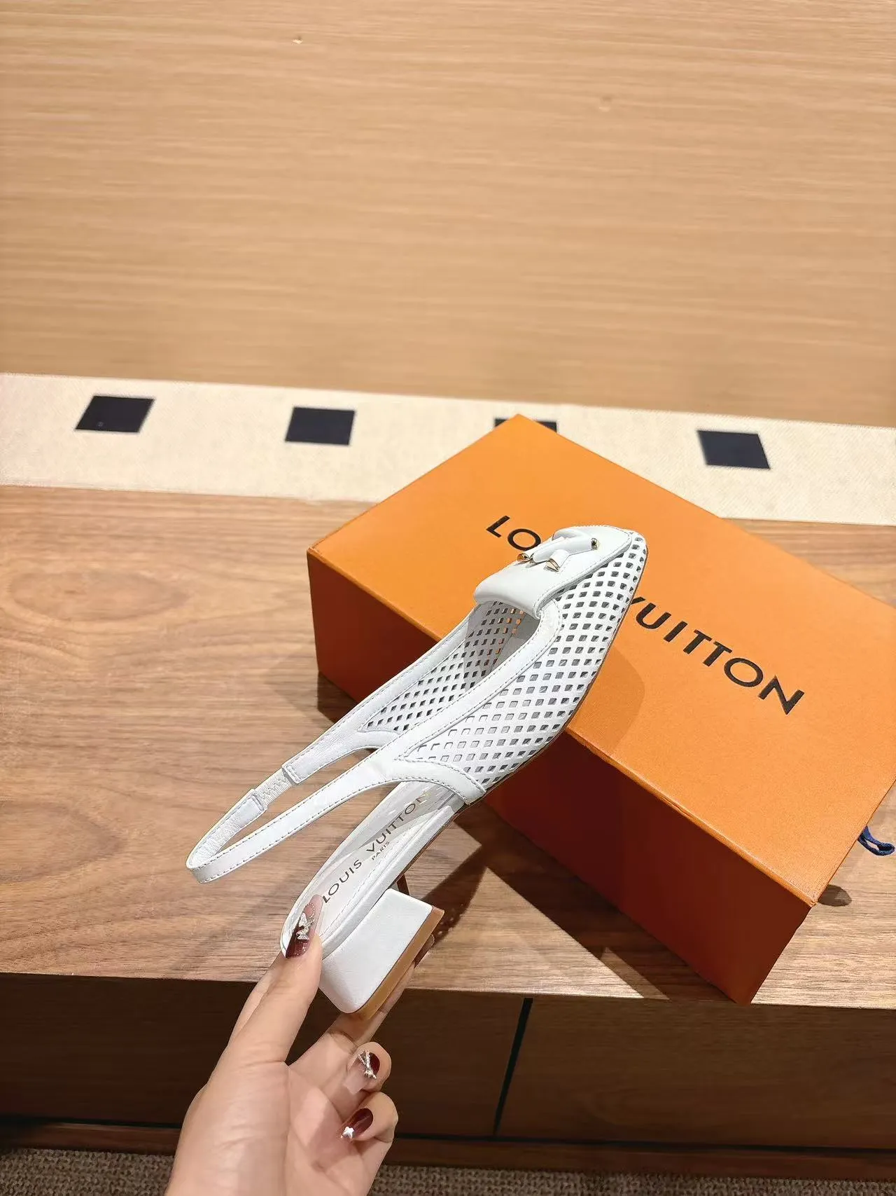 👟👟Ex-factory price 600👟👟 LV Louis Vuitton 25ss top version. Features the latest SHAKE hollow slingback sandals. Hard goods are new. Purchasing level! Full of high-end sense! A popular one among domestic and foreign bloggers. It is retro and fashionable and looks great on the feet! The main model on the official website. Upper: original customized cowhide surface. Lining: imported goatskin lining. ·Outsole: original Italian leather outsole ■Height: 3.5cm5.5cm ·Shoe size: 35-40 (41, 42 customizations are not returnable)